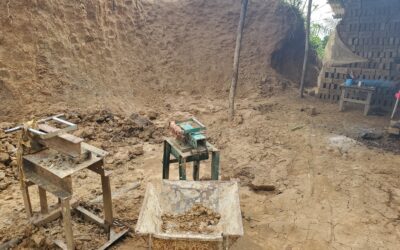 Trésor fabrique des briques pour payer ses études