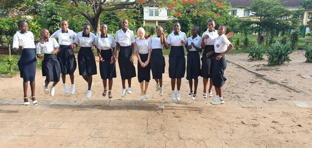 Marie, enfant atteint d'albinisme et sans complexe 