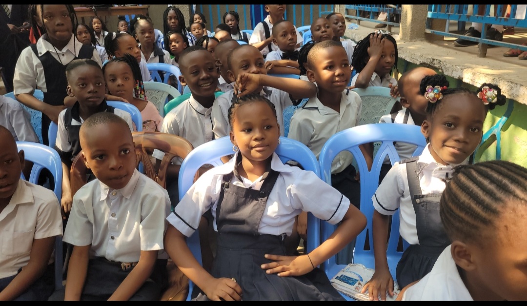 Quand on vient en retard, on va suivre les cours debout