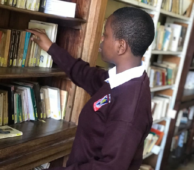 Quatre bibliothèques dans mon école pour approfondir les connaissances