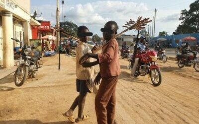A Bunia, les chauffeurs ne s&rsquo;arrêtent pas pour laisser les enfants traverser la route