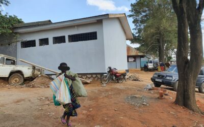 Judith vend des bouteilles en plastique pour subvenir à ses besoins