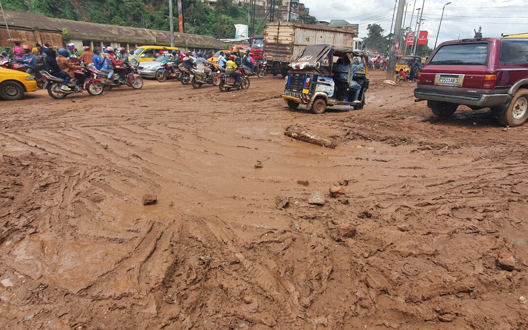 Des jeunes s’impliquent pour rendre praticable les routes à Kadutu