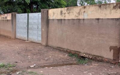 Le mur de notre école est transformé en toilettes publiques