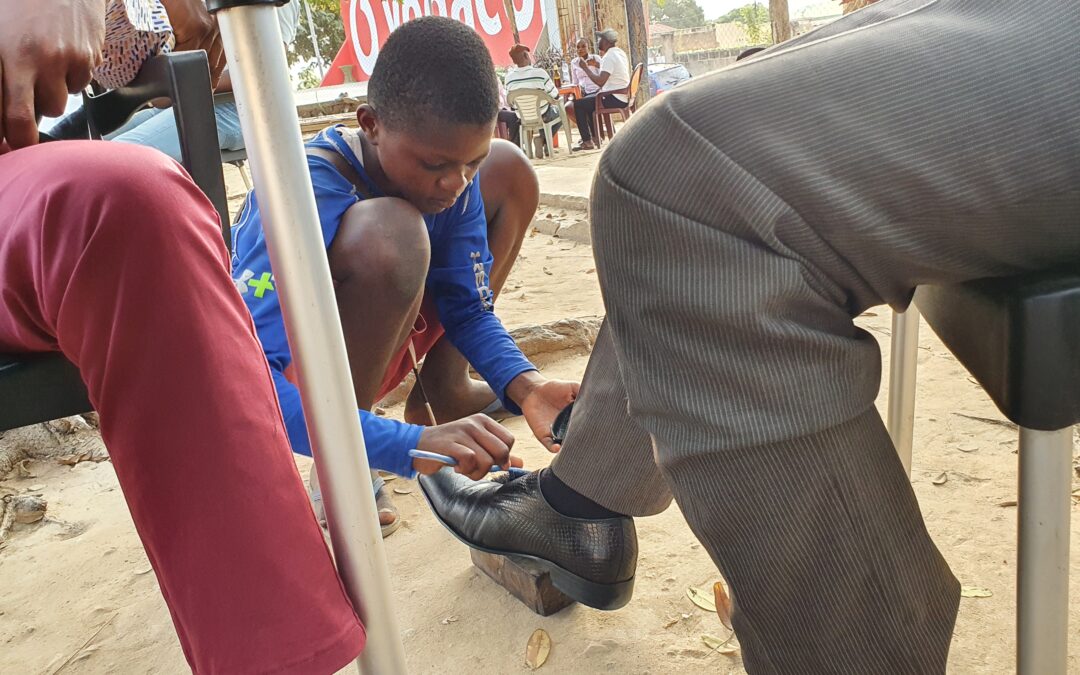 Pour survivre, Espoir est devenu cireur des chaussures