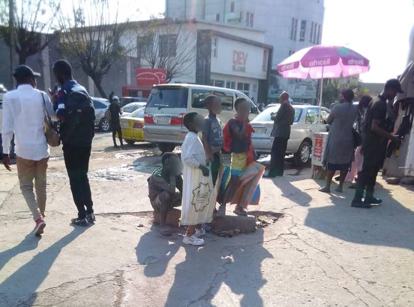 Les enfants dans les rues de Lushi