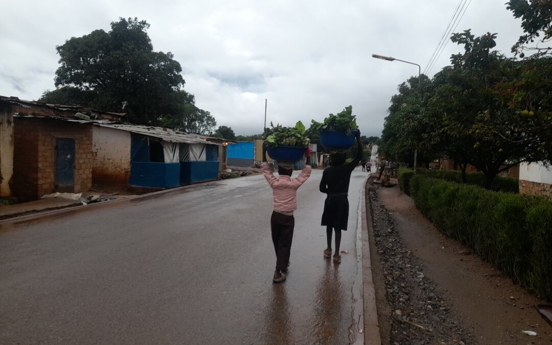 Tatiana et sa sœur vendent des légumes pour survivre à Kipushi