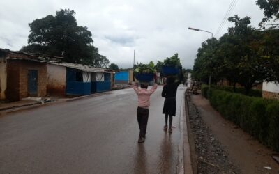 Tatiana et sa sœur vendent des légumes pour survivre à Kipushi