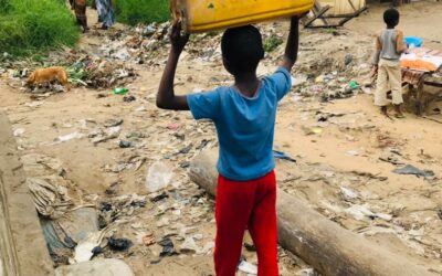 Des enfants exposés aux travaux qui peuvent nuire à leur santé à cause du manque d’eau à Kinshasa