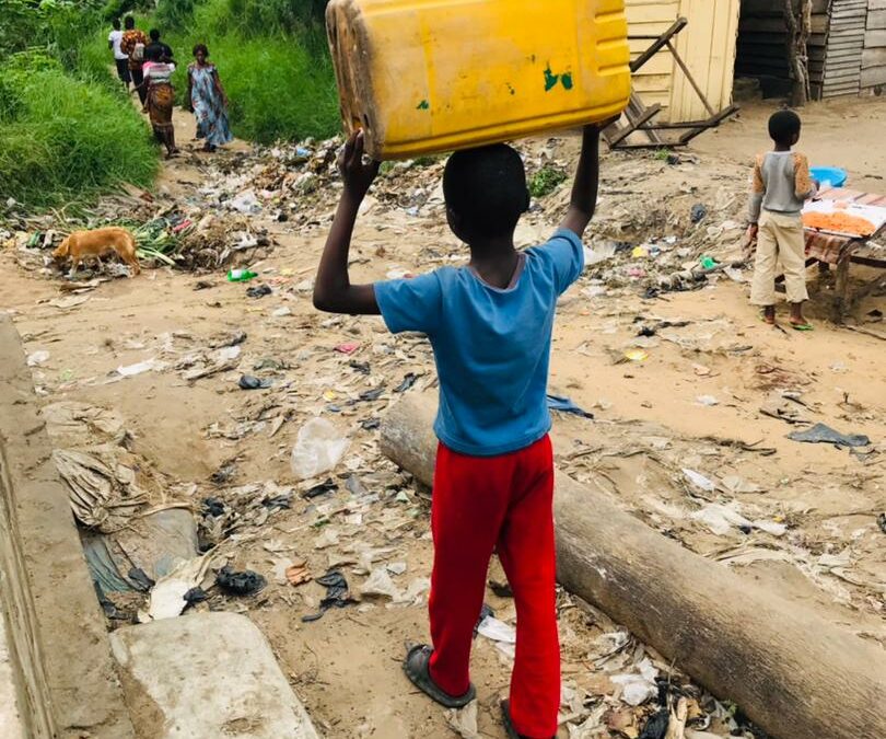 Des enfants exposés aux travaux qui peuvent nuire à leur santé à cause du manque d’eau à Kinshasa