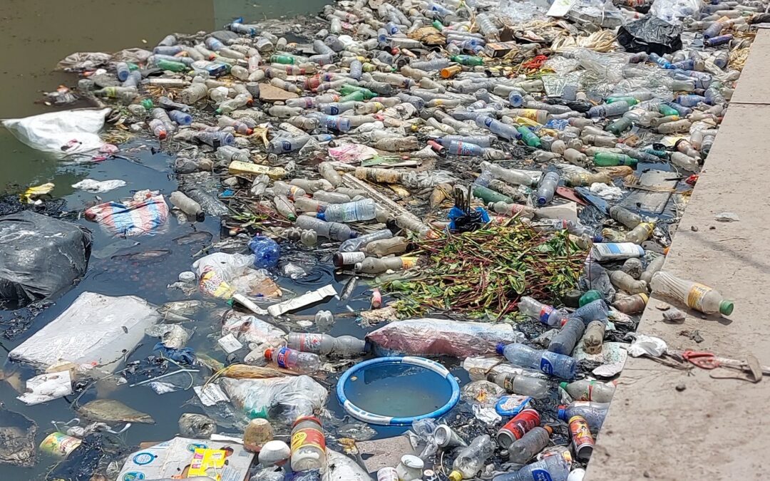 Le plastique pollue les cours d’eau de Kinshasa 