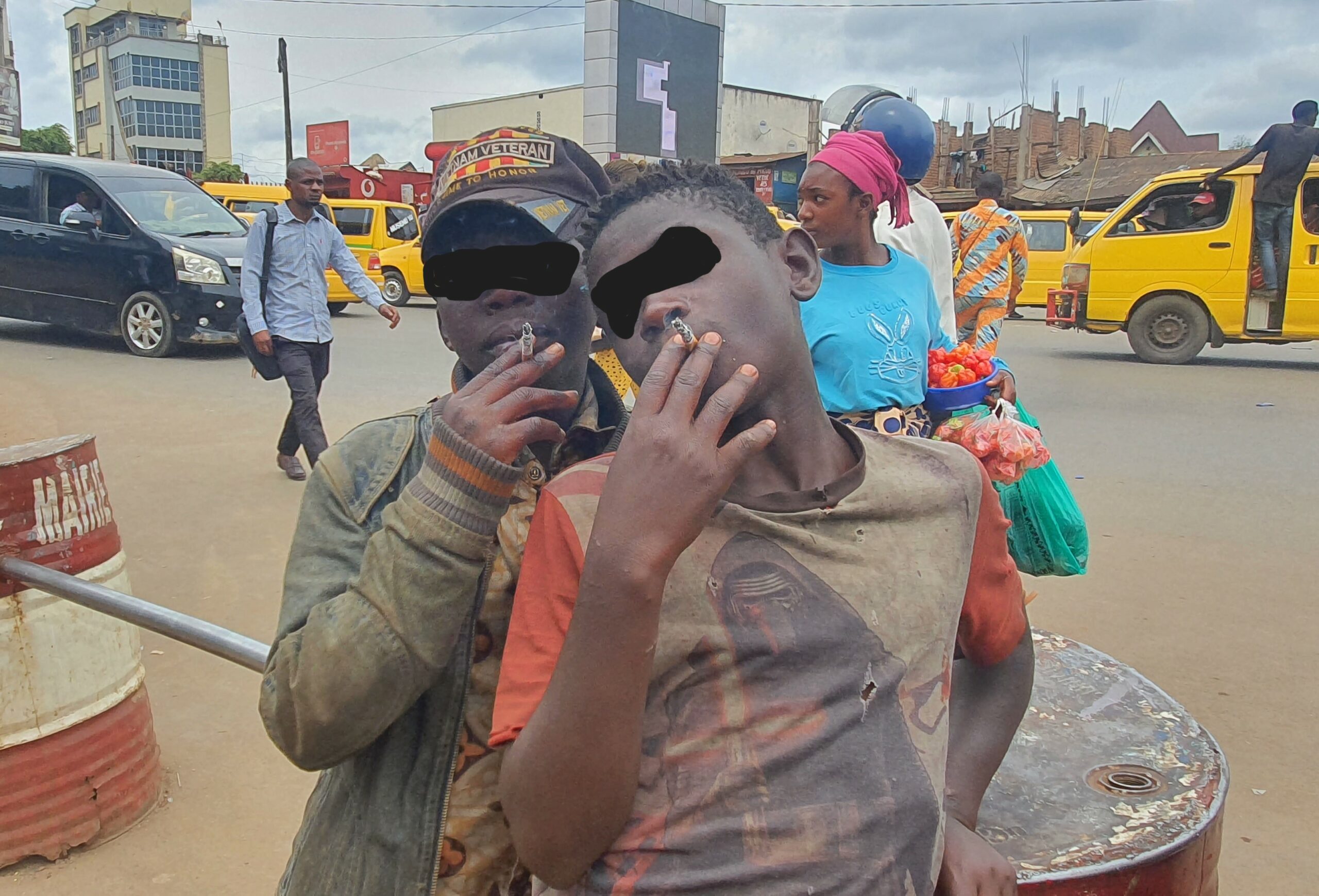 Enfants en situation de rue en train de fumer la cigarette