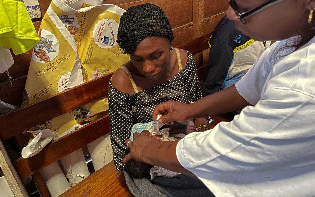 En situation de rue, elle fait vacciner son bébé