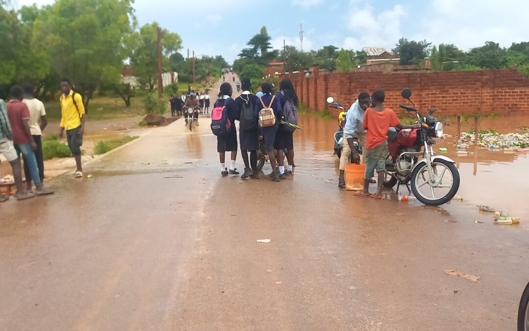 Kipushi: Un pont inondé bloque les élèves