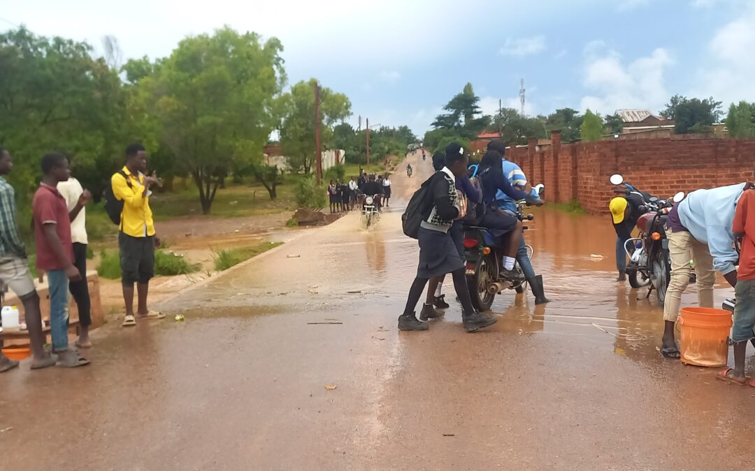 Des élèves de l'institut Mulumba Lukoji en train de traverser le pont Jordanie inondé, à moto