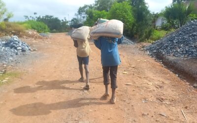 Ken et ses amis sont porteurs de graviers à Kipushi