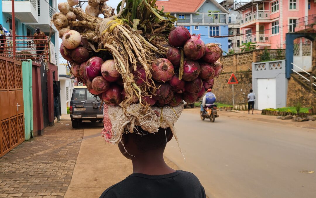  Un enfant arrête l’école pour vendre des oignons à Bukavu