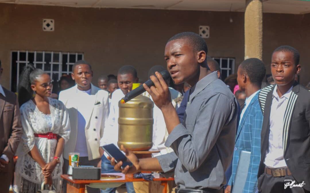 Bill de Kipushi a fabriqué un lave-mains électrique.