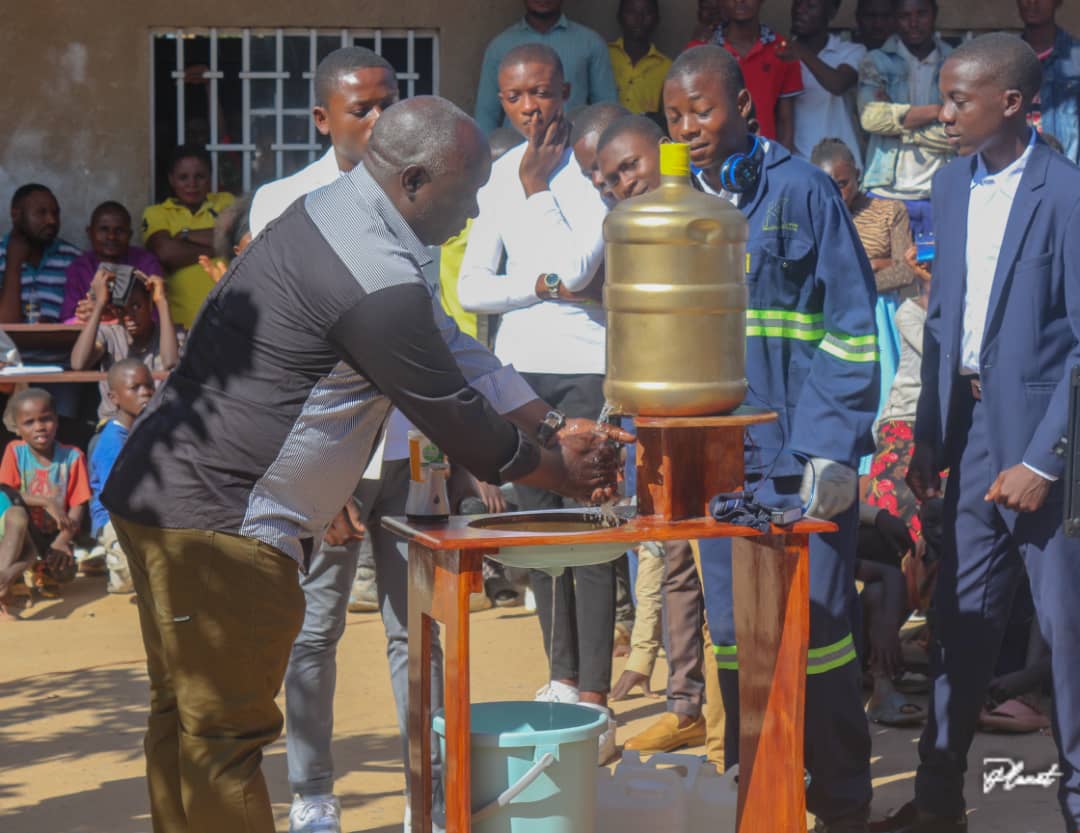 Bill de Kipushi a fabriqué un lave-mains électrique.