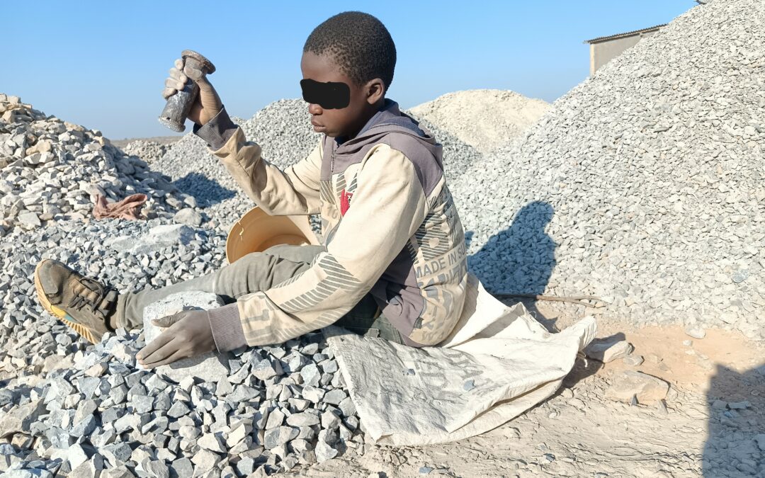 Kipushi : Concasser de la pierre, le quotidien de Job