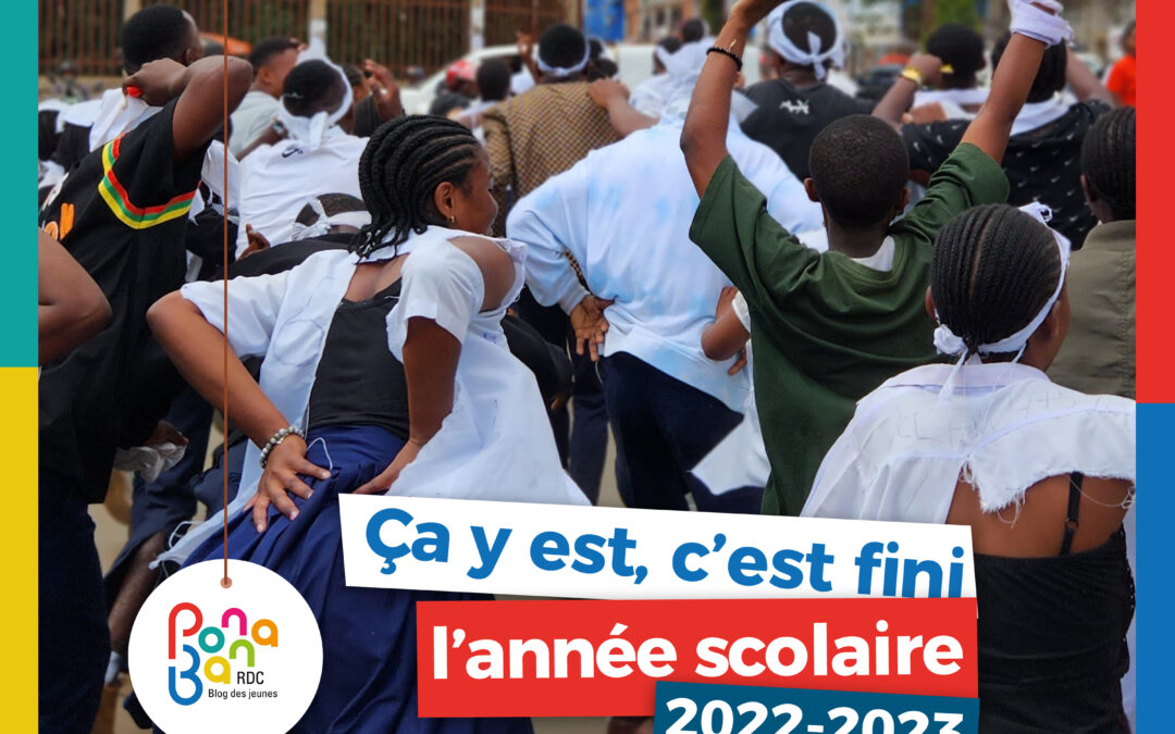 Des élèves dansent et courent pour fêter la fin des examens d’Etat