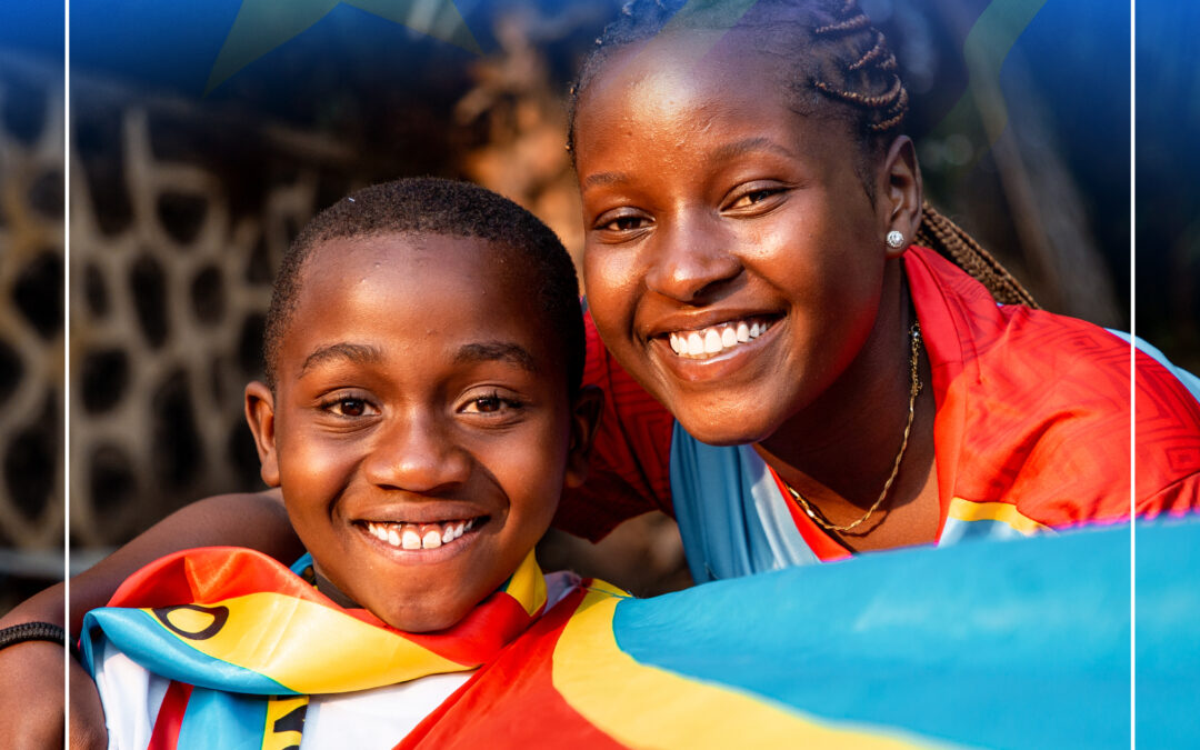 Des élèves chantent l’hymne national avec engagement