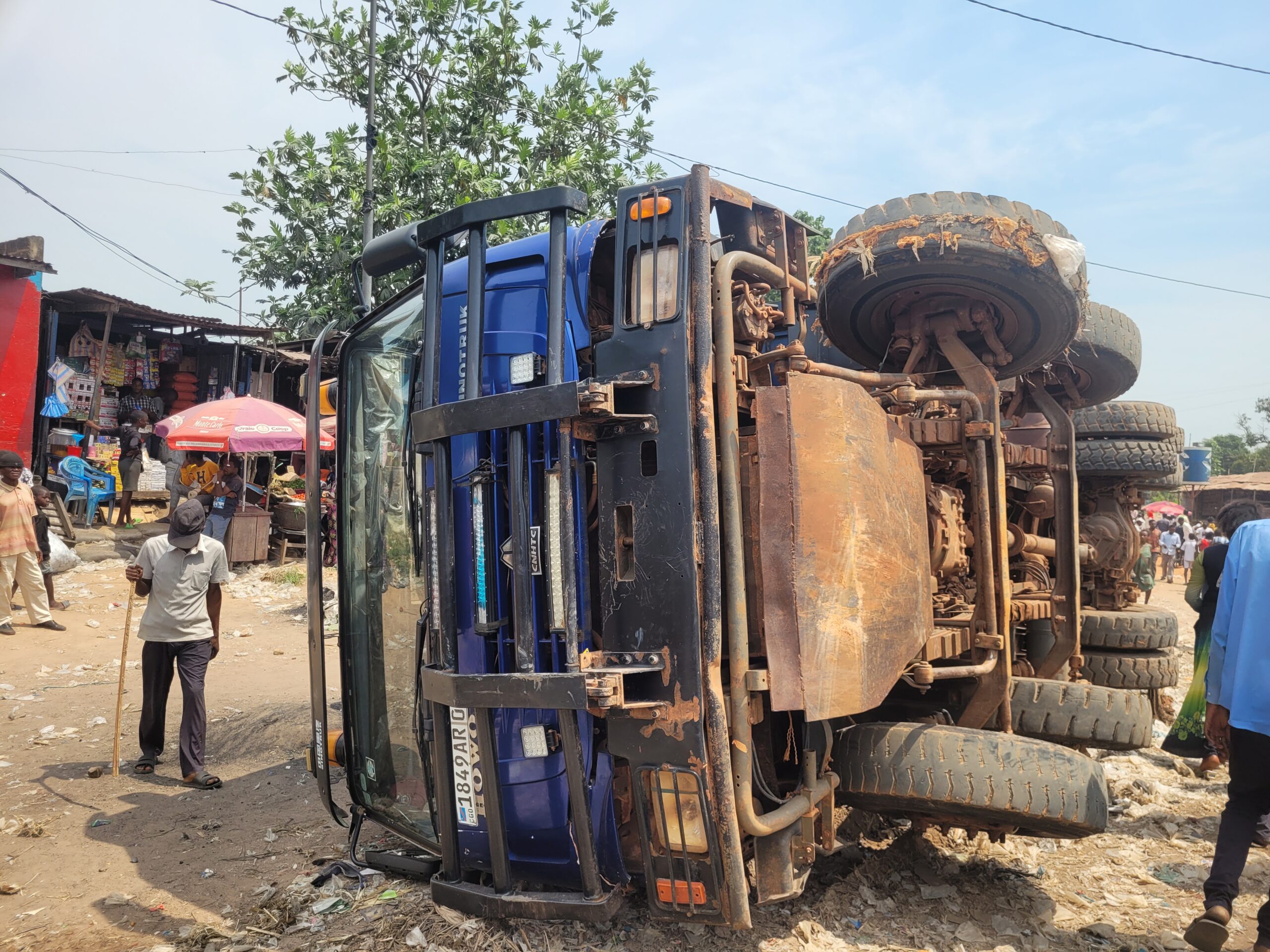 Camion renversé au marché Bobila