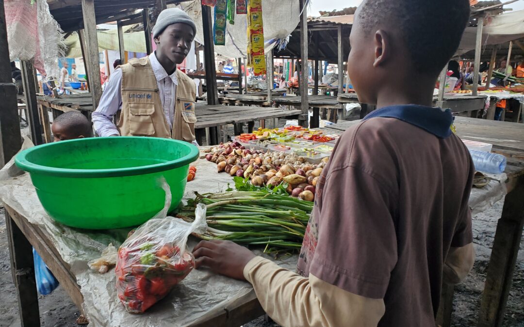 Kisangani : Jean passe ses vacances à vendre au marché
