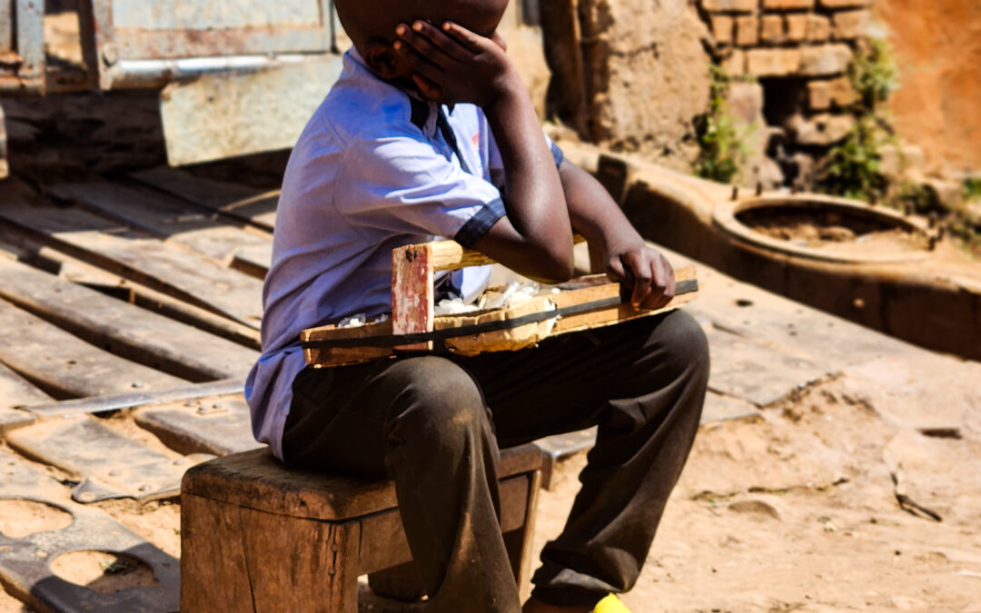 Bukavu : Des enfants travaillent pour préparer la rentrée