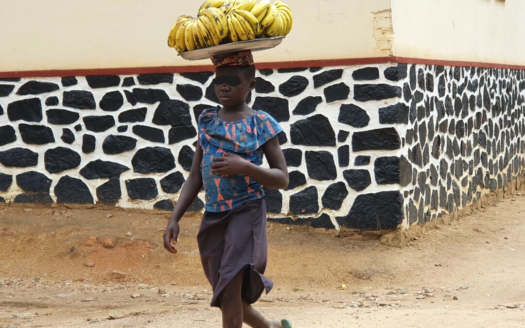 Bunia : Elle vend des bananes pour assurer sa scolarité.