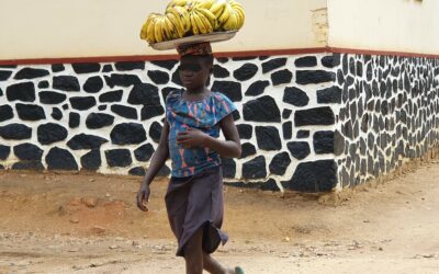 Bunia : Elle vend des bananes pour assurer sa scolarité.