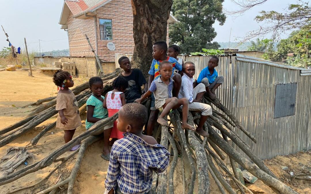 Les mauvaises conditions de vie des enfants près des déchets plastiques
