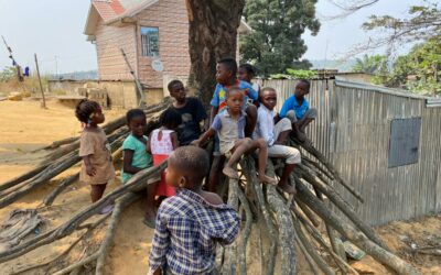 Les mauvaises conditions de vie des enfants près des déchets plastiques