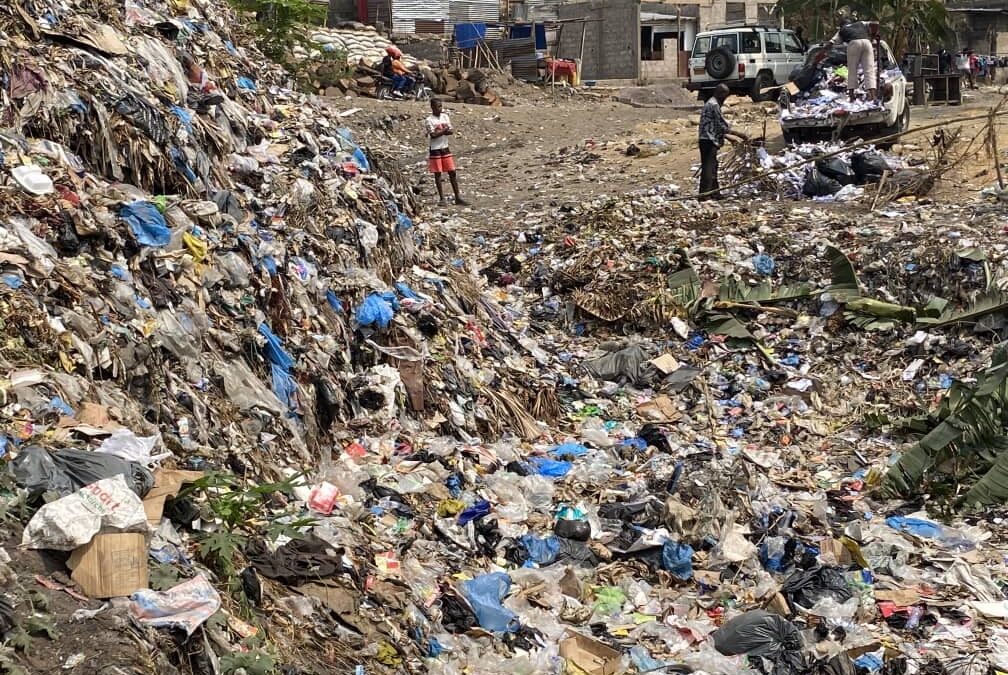 Déchets de rue : une négligence individuelle aux conséquences globales