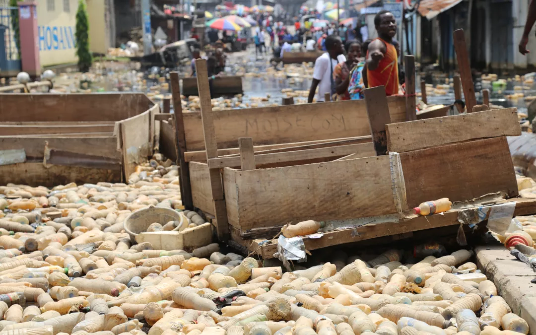 Les droits de l’enfant ne sont pas respectés dans une ville polluée avec des déchets
