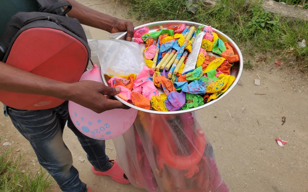Kisangani : pendant les vacances, Pierre vend des ballons d’air