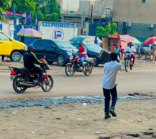 Lorsqu’on arrive en retard, il faut acheter et ramener des briques