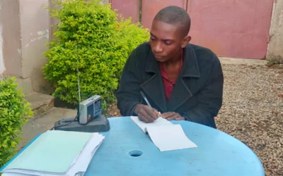 Mon père m’a aidé à apprendre par la radio