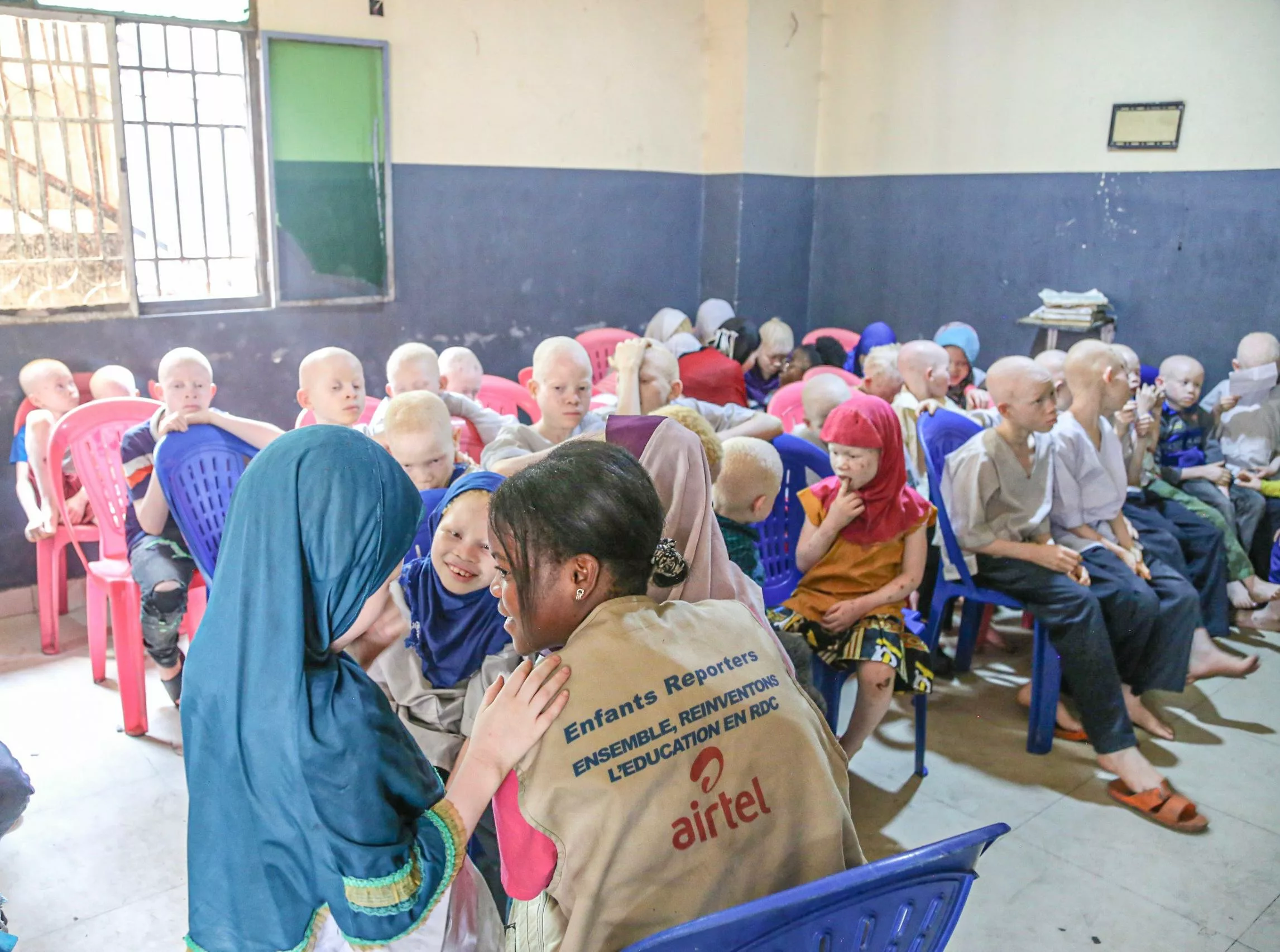 Discussion avec les jeunes albinos