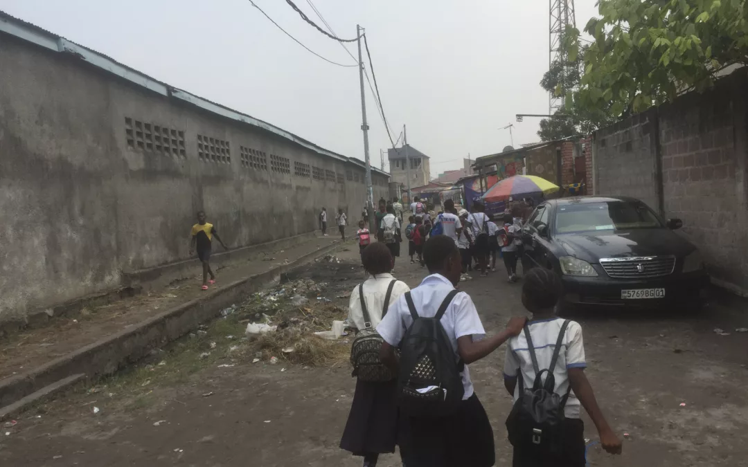 Mon amie n’a pas de fournitures scolaires et ne travaille pas bien à l’école