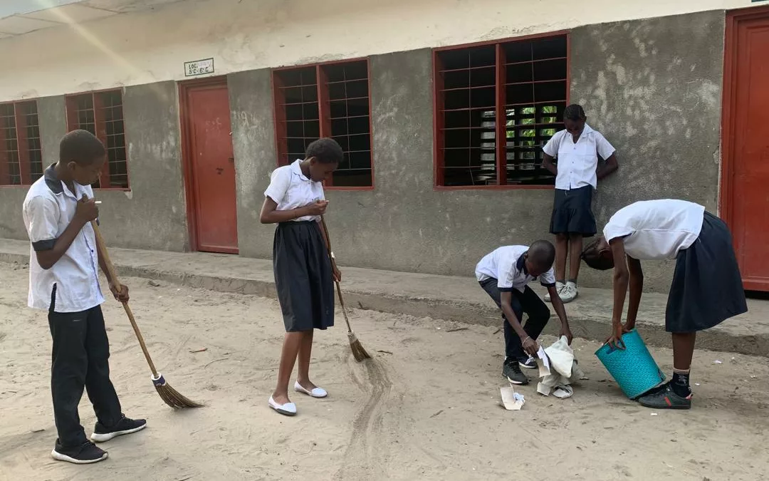 Les élèves sont impliqués dans la propreté de l’école Anna Micheli