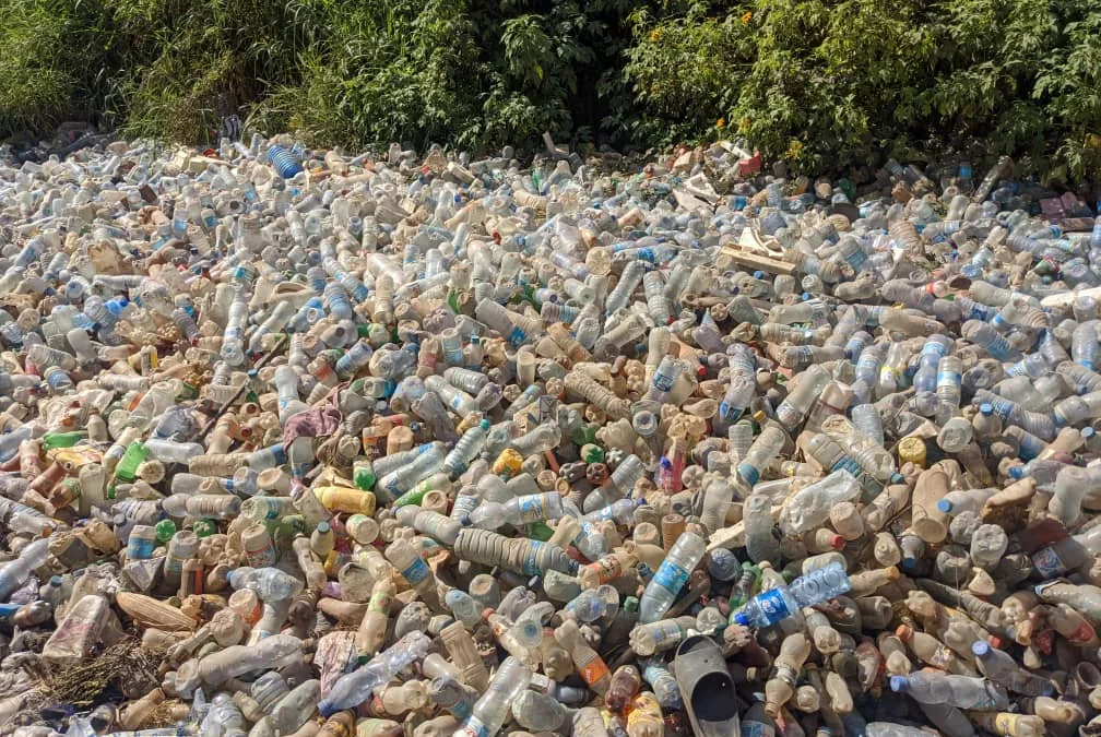 Kinshasa : des déchets plastiques dans les caniveaux de mon avenue