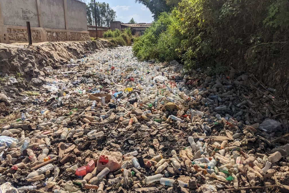 Des bouteilles plastiques prennent la place d’une rivière à Lubumbashi