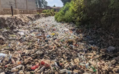 Des bouteilles plastiques prennent la place d’une rivière à Lubumbashi