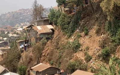 À Bukavu, une avenue marécageuse est envahie par des maisons