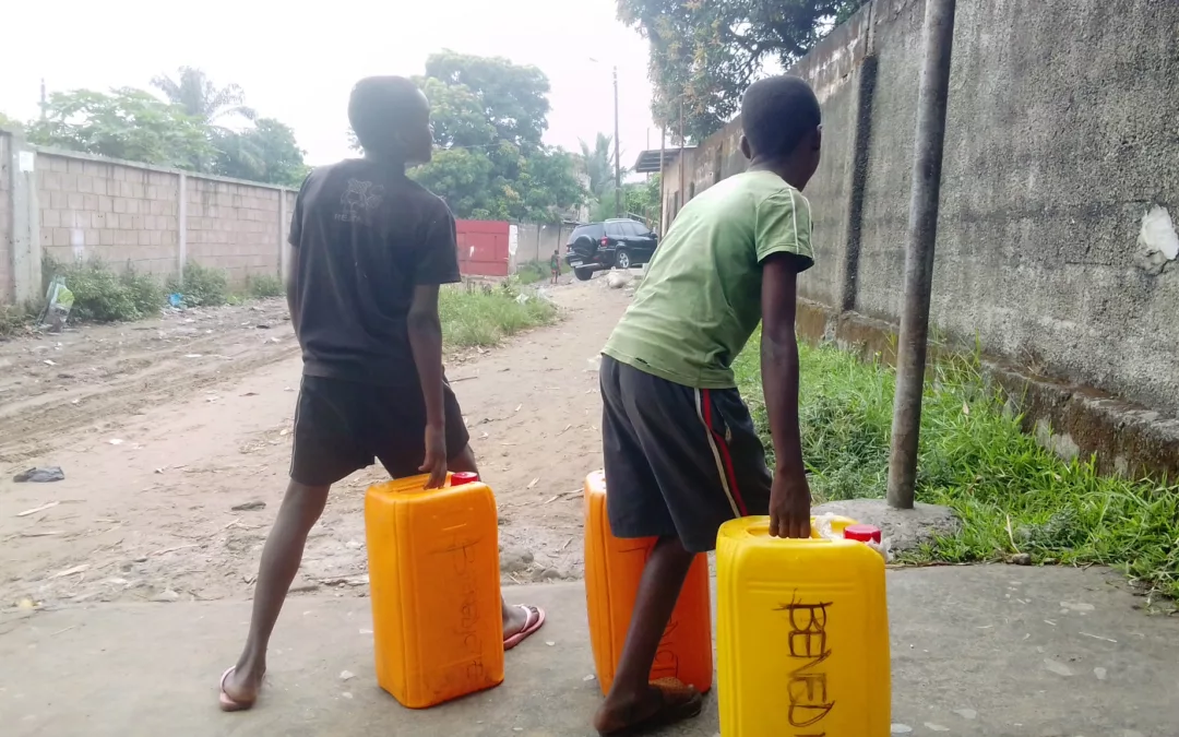 Des enfants approvisionnent les ménages en eau dans mon quartier