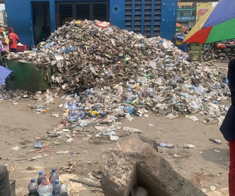 Pourquoi on jette les déchets un peu partout dans la ville ? 
