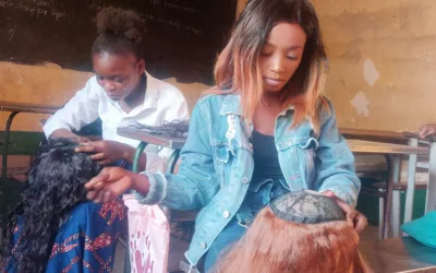 Kipushi : Nella est une des rares filles qui confectionne des perruques